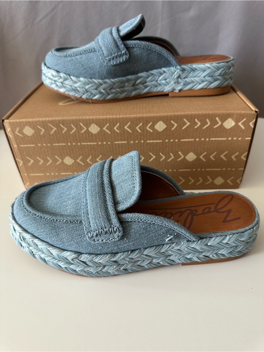 Zodiac Gizelle Light Blue Denim Platform Mule Clogs Women’s Size 7.5